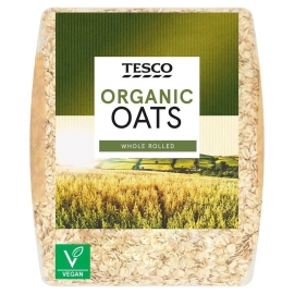 Tesco Organic Porridge 750g pack of organic whole grain oats, rich in fiber and nutrients, suitable for making creamy porridge, healthy breakfast bowls, and balanced daily meals.