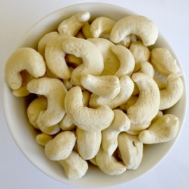 Unimart Daily Delights Cashewnut 200g pack, featuring whole premium cashew nuts with a creamy off-white color, suitable for snacking, cooking, or baking.