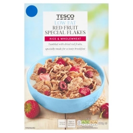 Tesco Special Flake Fruit 375g cereal box with crispy rice and wholewheat flakes mixed with freeze-dried raspberry, cherry, and strawberry pieces for a fruity breakfast.